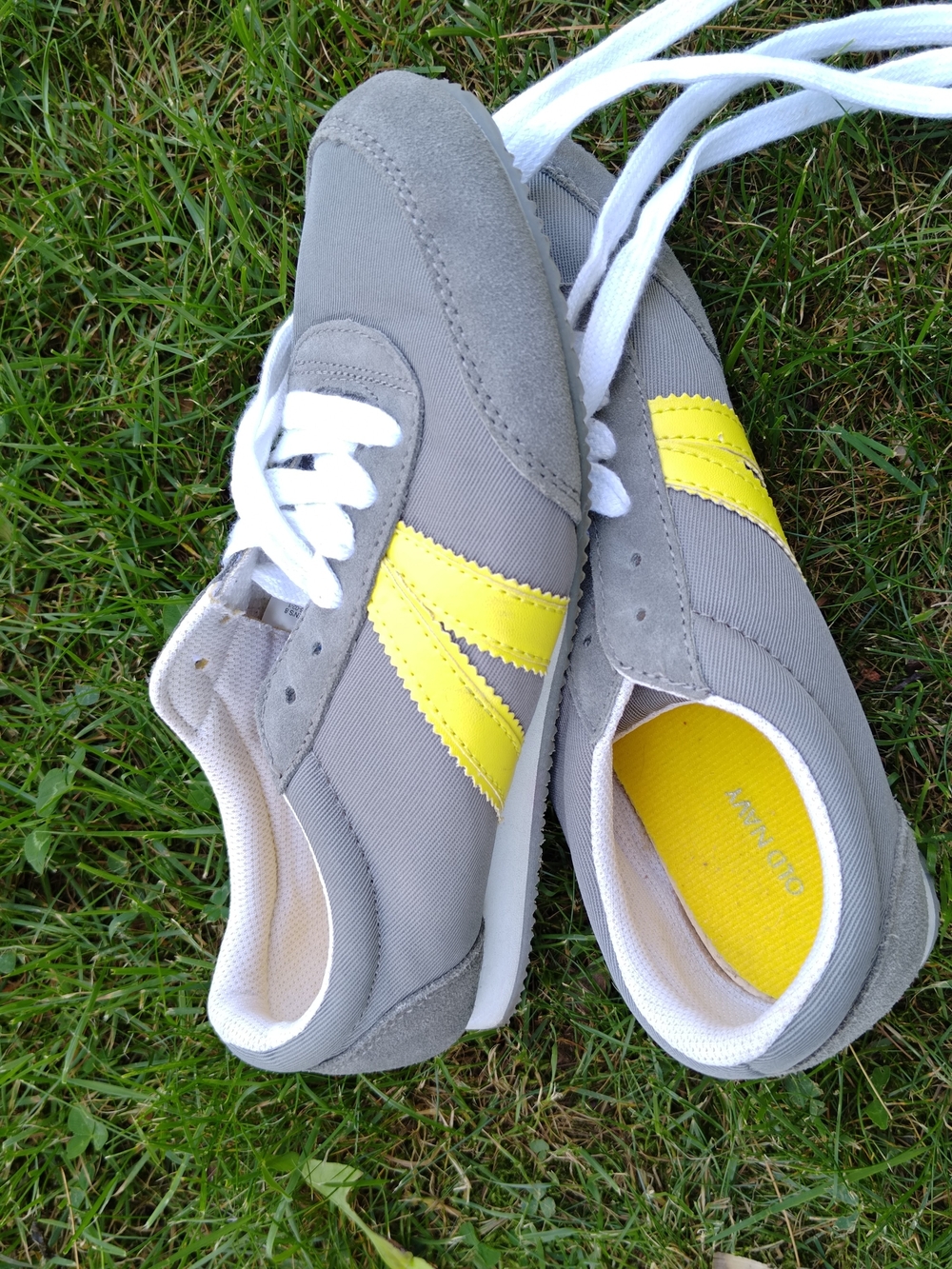 Old Navy Athletic Retro Shoe Women Size 8